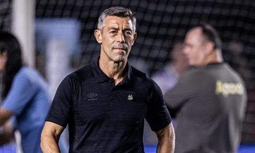 Técnico Caixinha aciona Santos na Fifa por dívida de multa rescisória; clube busca acordo